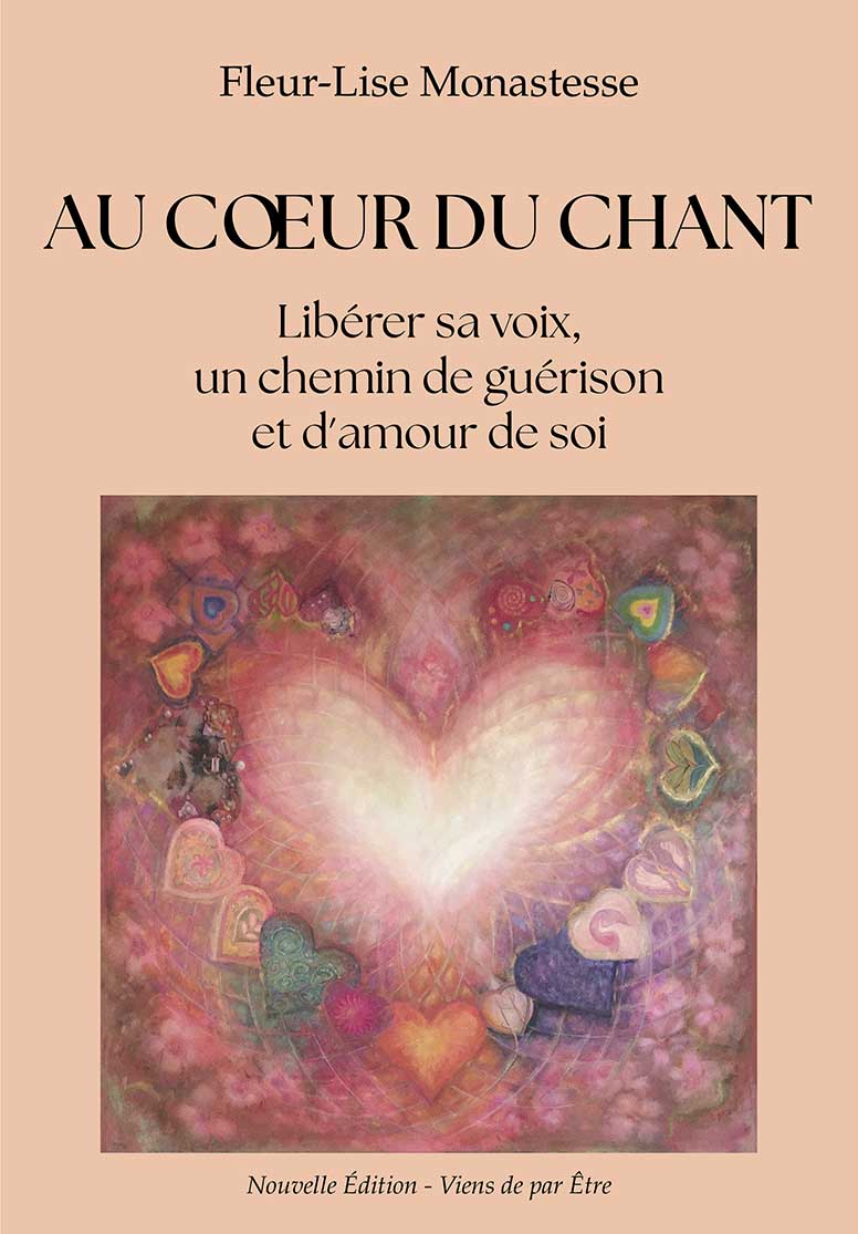 Couverture du livre 'Au Cœur du Chant' de Fleur-Lise Monastesse, montrant une illustration de cœur avec des motifs vibrants et des tons pastel pour le développement personnel et la guérison par la voix.